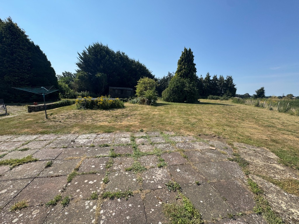 Lot: 167 - DETACHED FOUR-BEDROOM HOUSE - RESIDENTIAL INVESTMENT - Rear garden